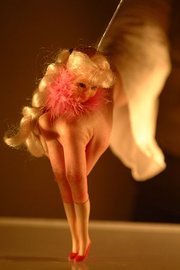 Langes blondes Haar, großer Busen und schlanke Beine. Trotzdem landet auch diese Barbie in der Mülltonne – Schönheit hat immer Makel / Foto: La S.O.U.P.E