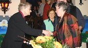 Glückwünsche an Ingeborg Fey (links), die nach dem Tod ihres Mannes das ehemalige Marionettentheater weitergeführt hatte | Foto: FTL